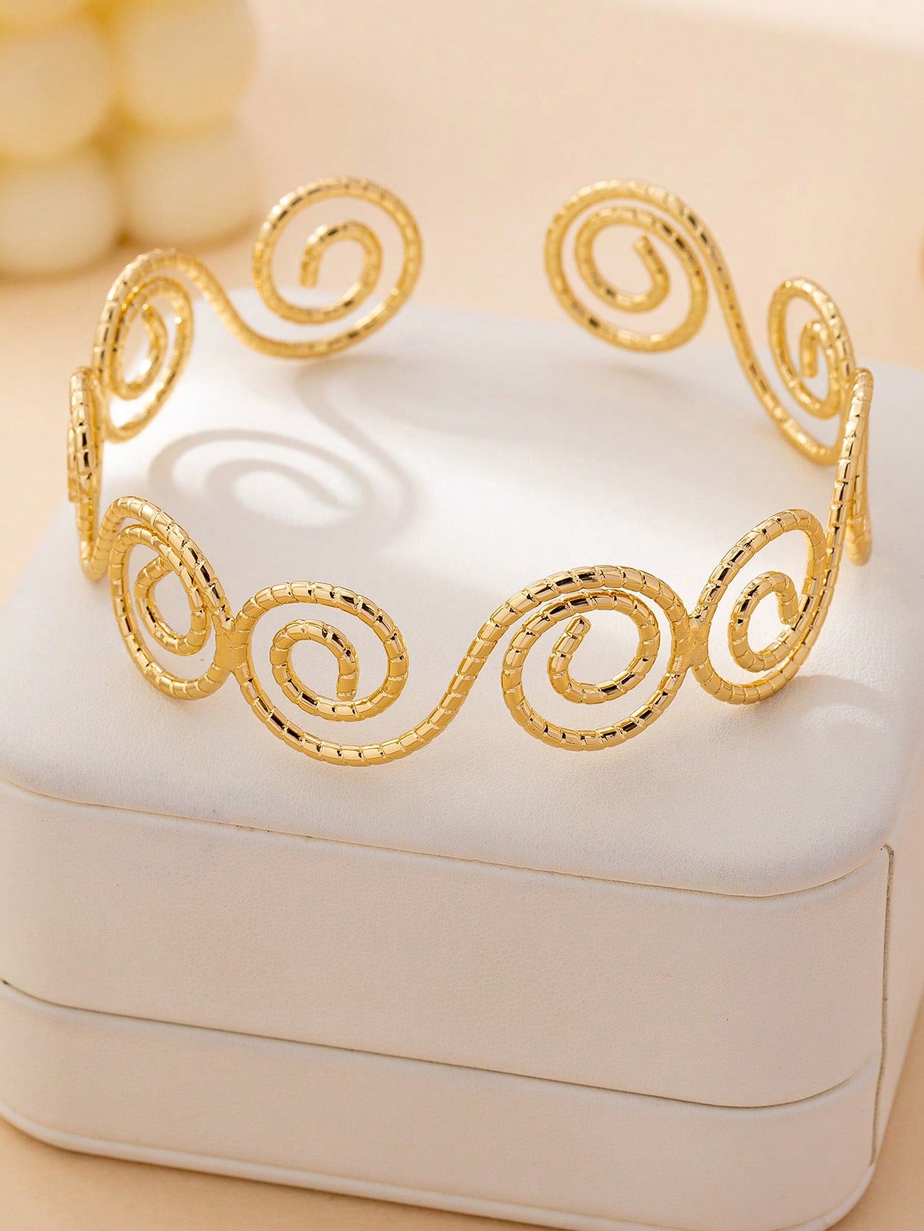 SHEIN 1pc Bohemian Style Hollow Metal Gold Color Incense Plate Open Circle Bracelet, Suitable For Women's Daily, Vacation, Party Outfits