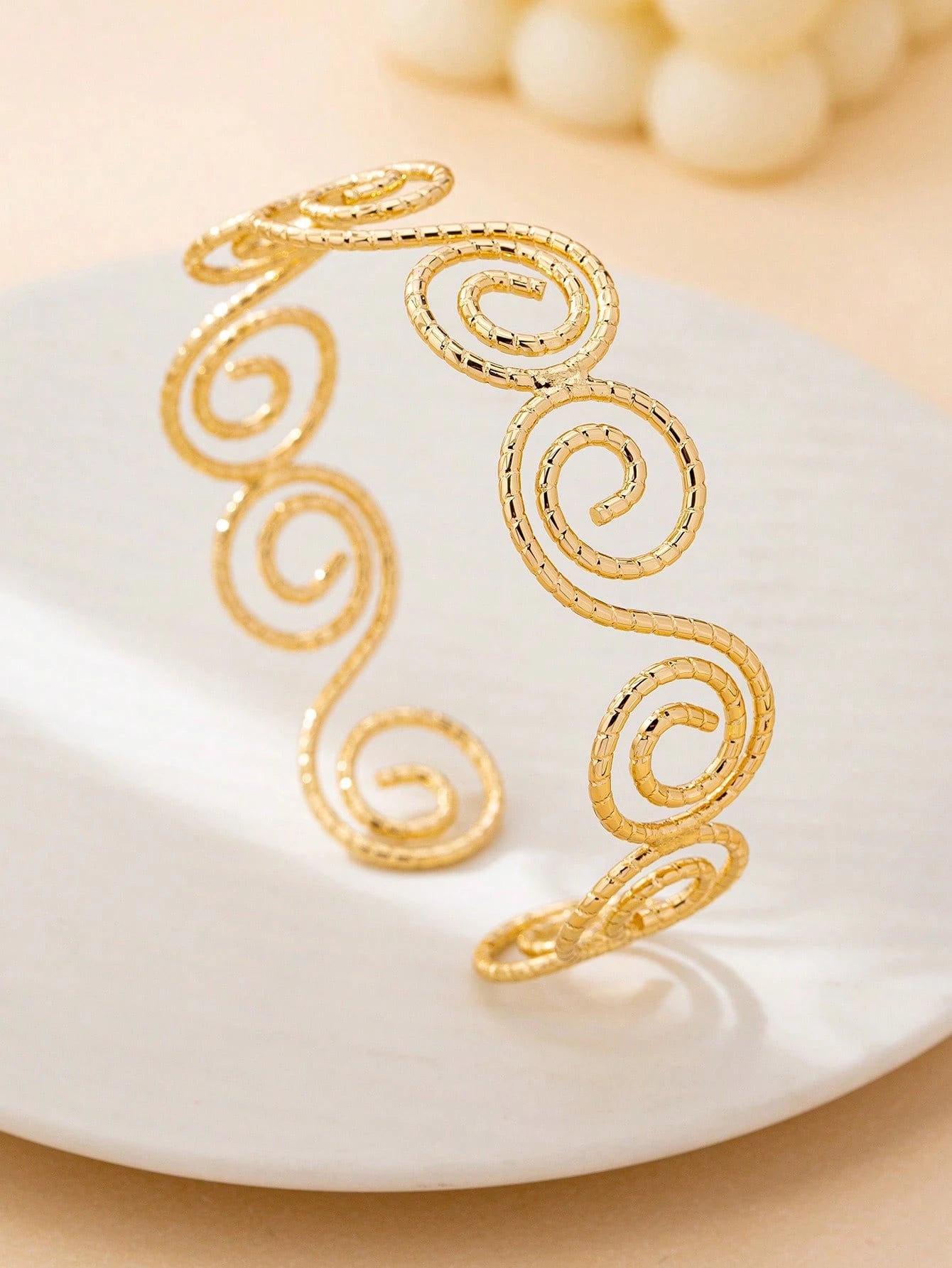 SHEIN 1pc Bohemian Style Hollow Metal Gold Color Incense Plate Open Circle Bracelet, Suitable For Women's Daily, Vacation, Party Outfits