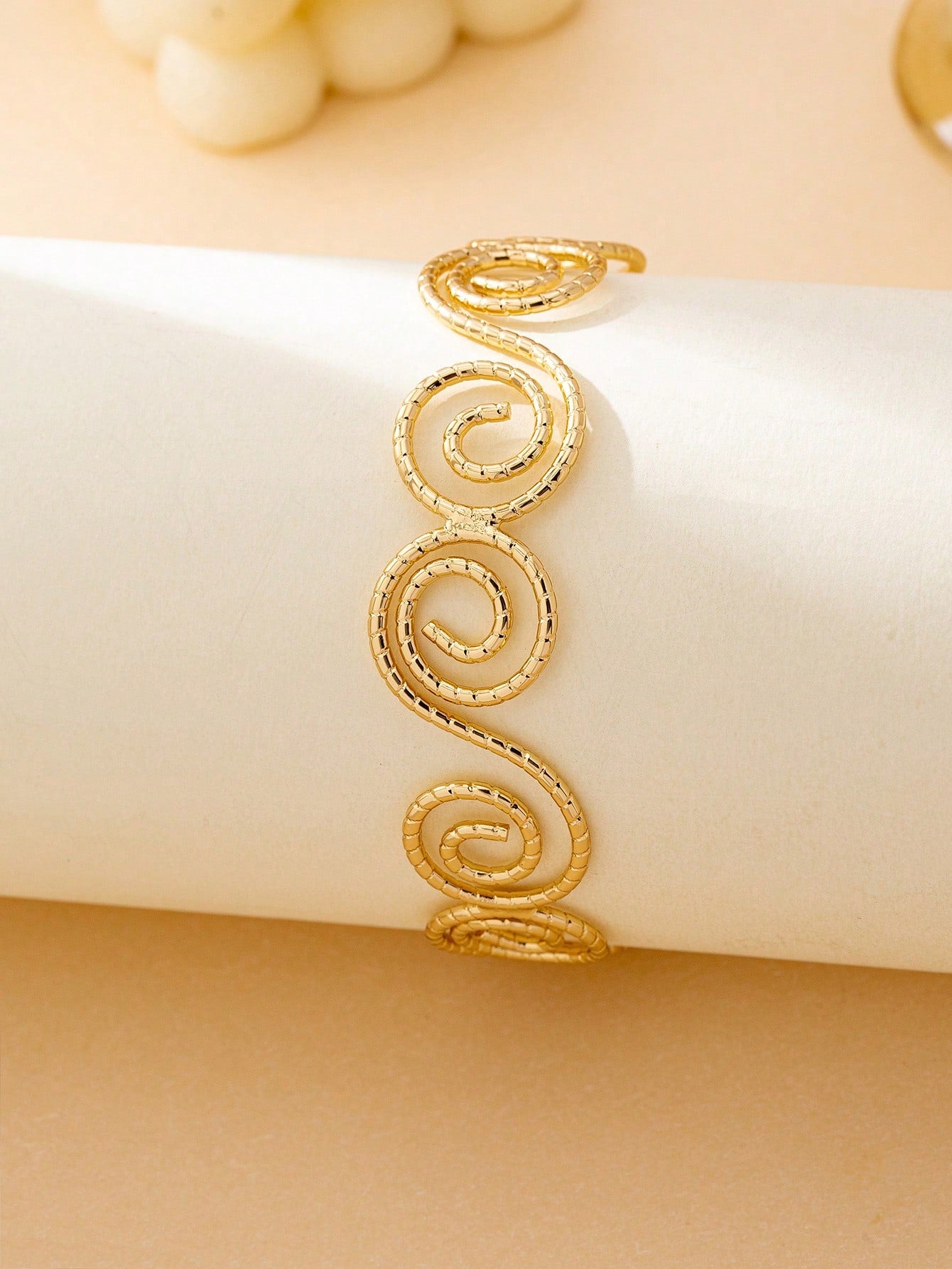 SHEIN 1pc Bohemian Style Hollow Metal Gold Color Incense Plate Open Circle Bracelet, Suitable For Women's Daily, Vacation, Party Outfits