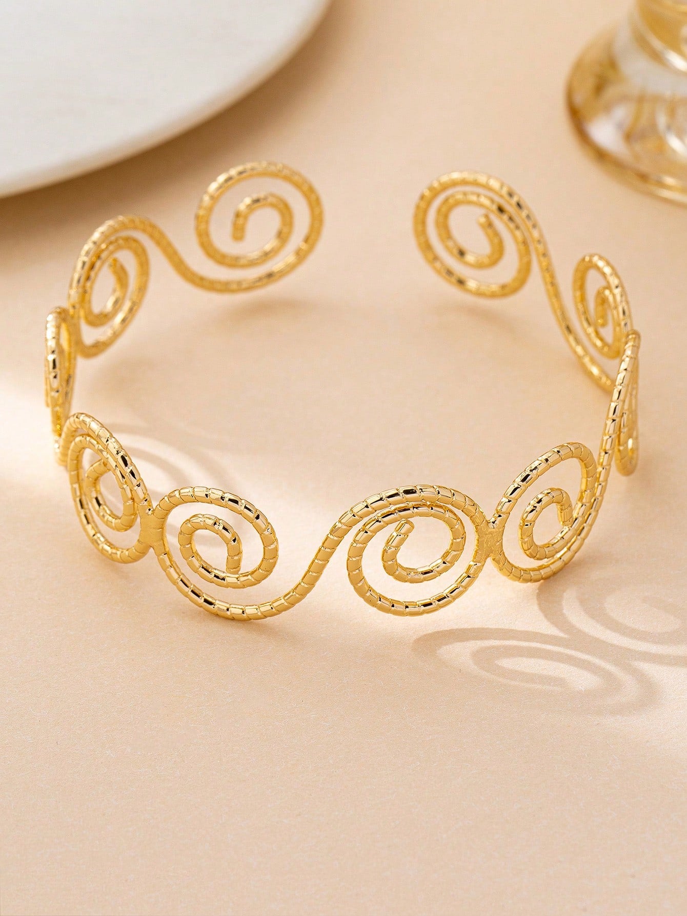 SHEIN 1pc Bohemian Style Hollow Metal Gold Color Incense Plate Open Circle Bracelet, Suitable For Women's Daily, Vacation, Party Outfits