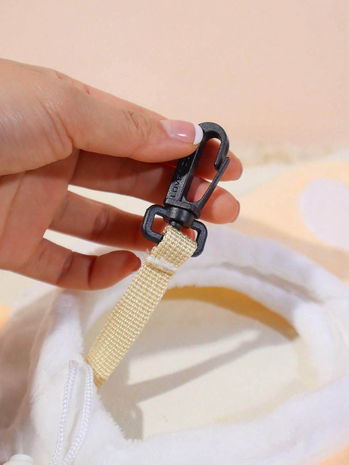  | SHEIN 1pc Cute Animal Shaped Cat Head Out Single Shoulder Bag For Pets Within 5kg | Bag | Shein | OneHub