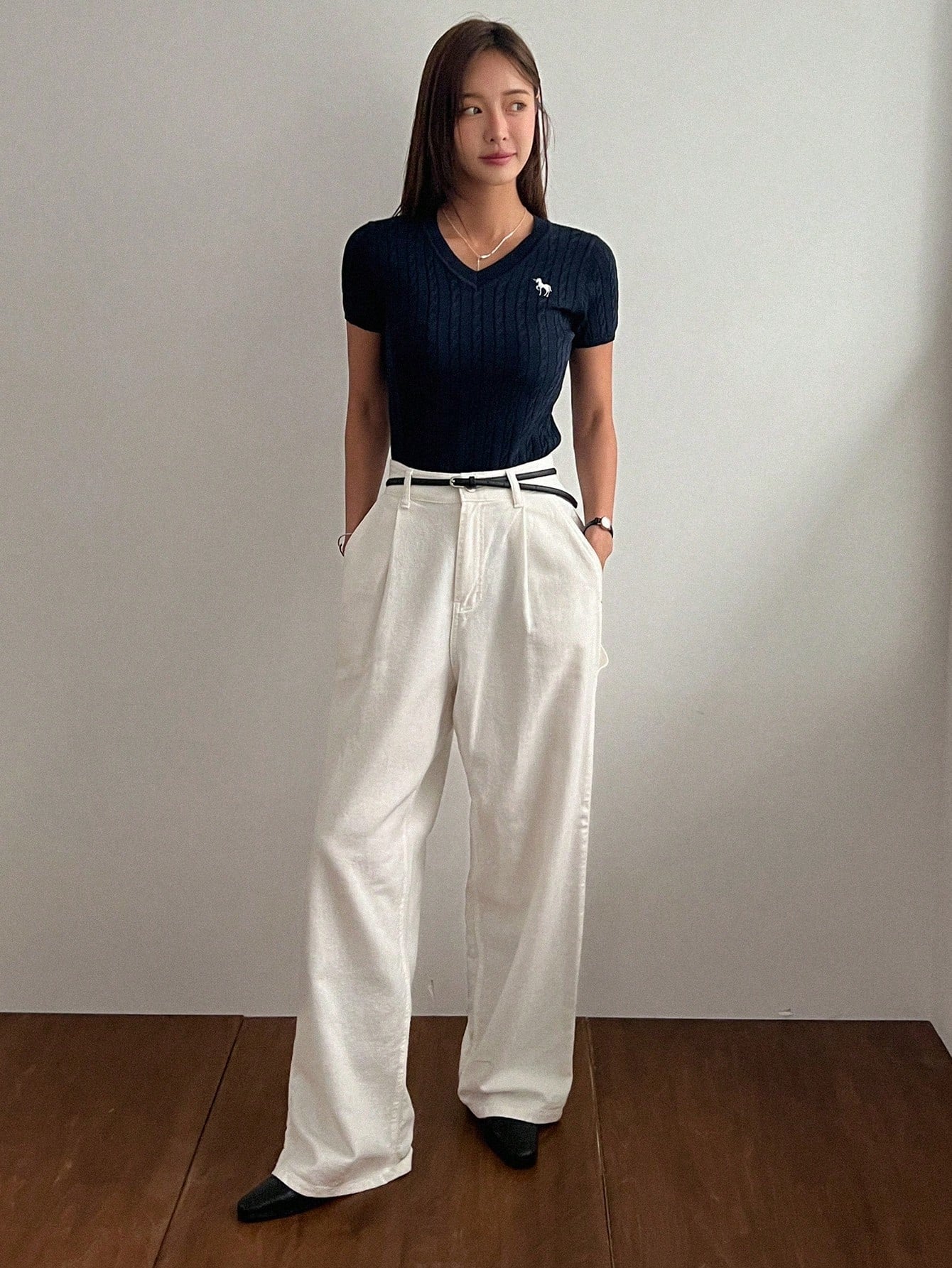 SHEIN DAZY Women's Embroidery Pattern Slim Fit V-Neck Short Sleeve Knitted Top, Suitable For Spring And Summer