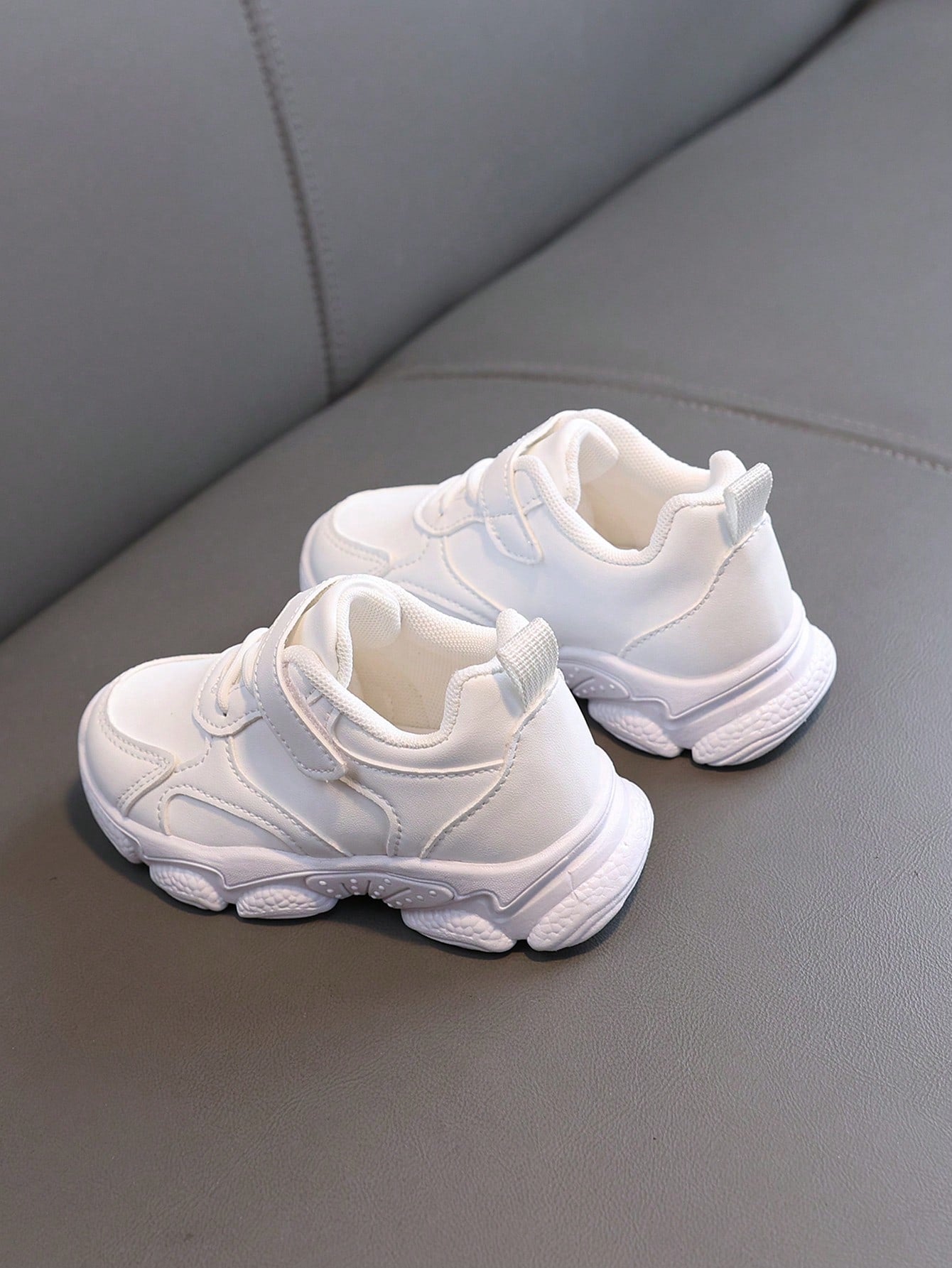 SHEIN Kids' White Sneakers, Girls' White Sports Shoes, Boys' Leather-Finish Waterproof Casual Sports Shoes, Non-Slip & Comfortable Outdoor Activities Leisure Shoes