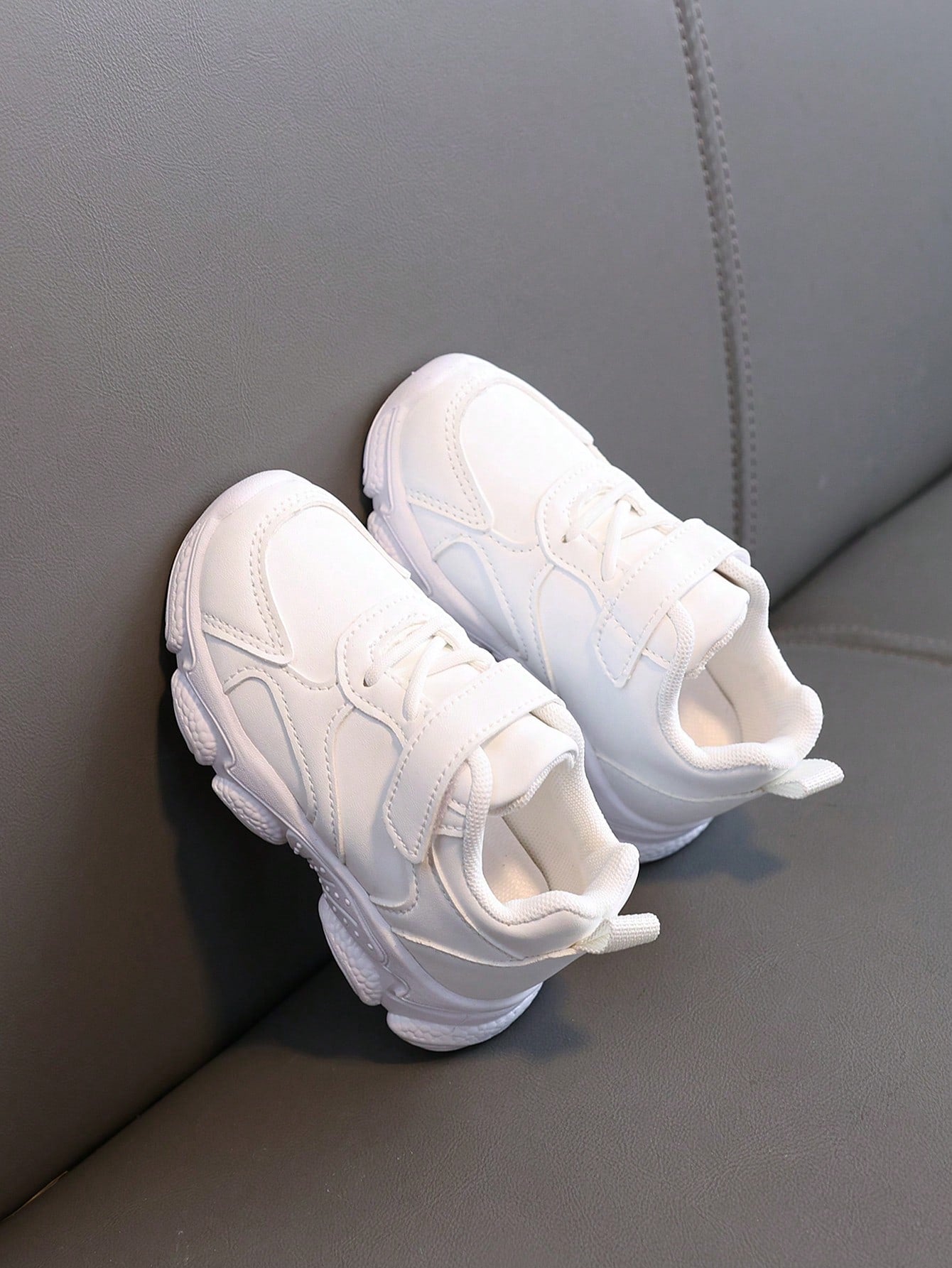 SHEIN Kids' White Sneakers, Girls' White Sports Shoes, Boys' Leather-Finish Waterproof Casual Sports Shoes, Non-Slip & Comfortable Outdoor Activities Leisure Shoes