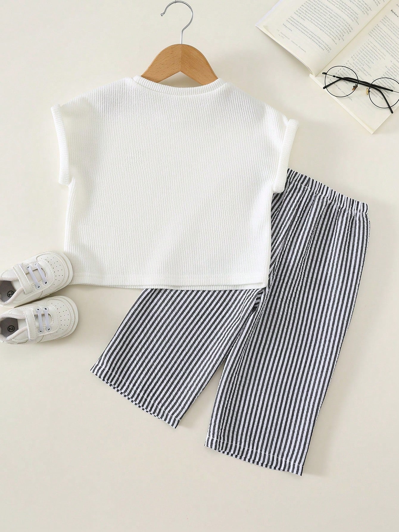 SHEIN 2pcs/Set Baby Boy Baby Girl Unisex Baby Clothes Summer Short Sleeve Letter T-Shirt Top & Flared Wide Leg Pants Outfit, Infant Set, Summer Set, Autumn Set, Holiday Set