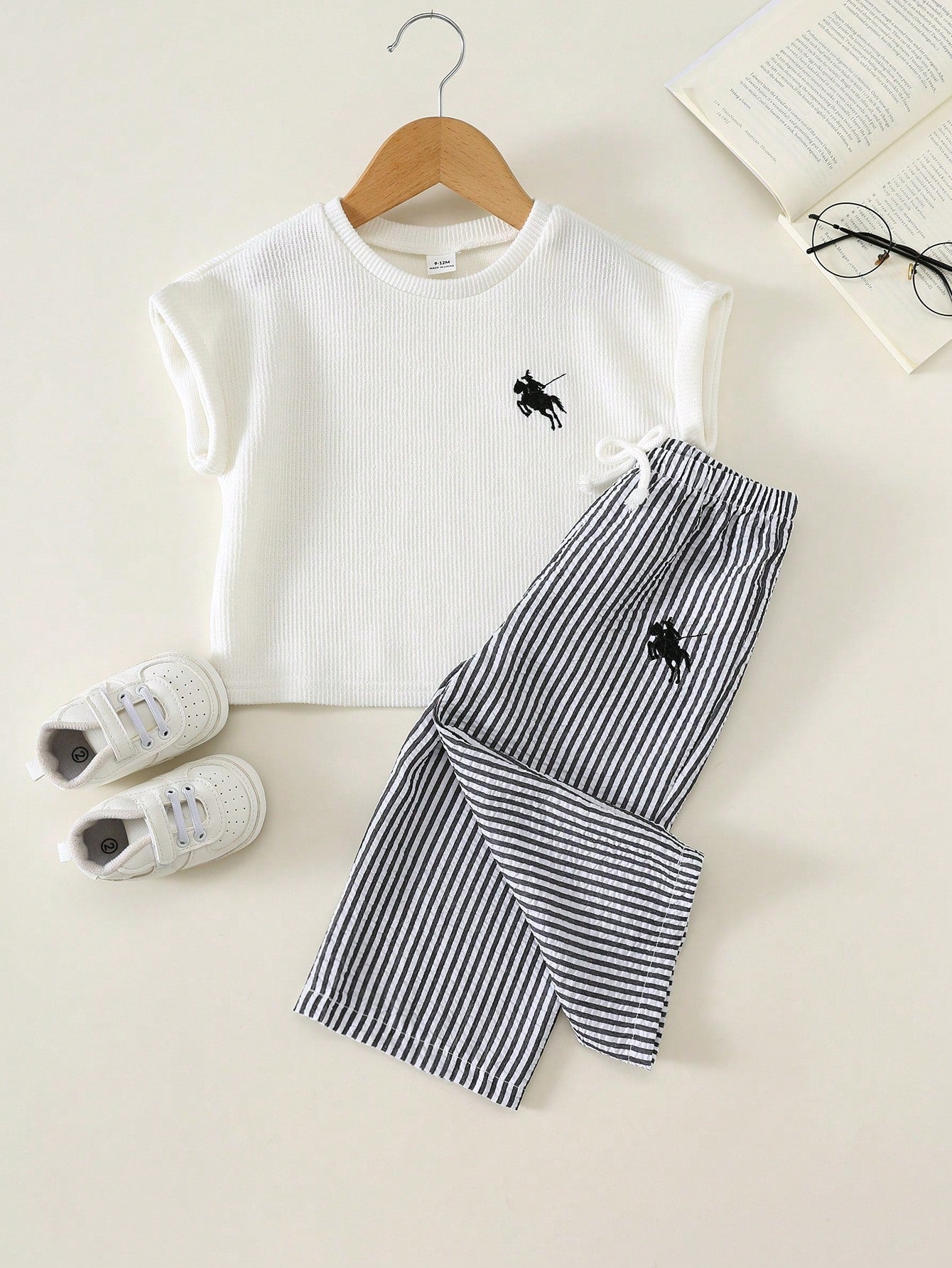 SHEIN 2pcs/Set Baby Boy Baby Girl Unisex Baby Clothes Summer Short Sleeve Letter T-Shirt Top & Flared Wide Leg Pants Outfit, Infant Set, Summer Set, Autumn Set, Holiday Set