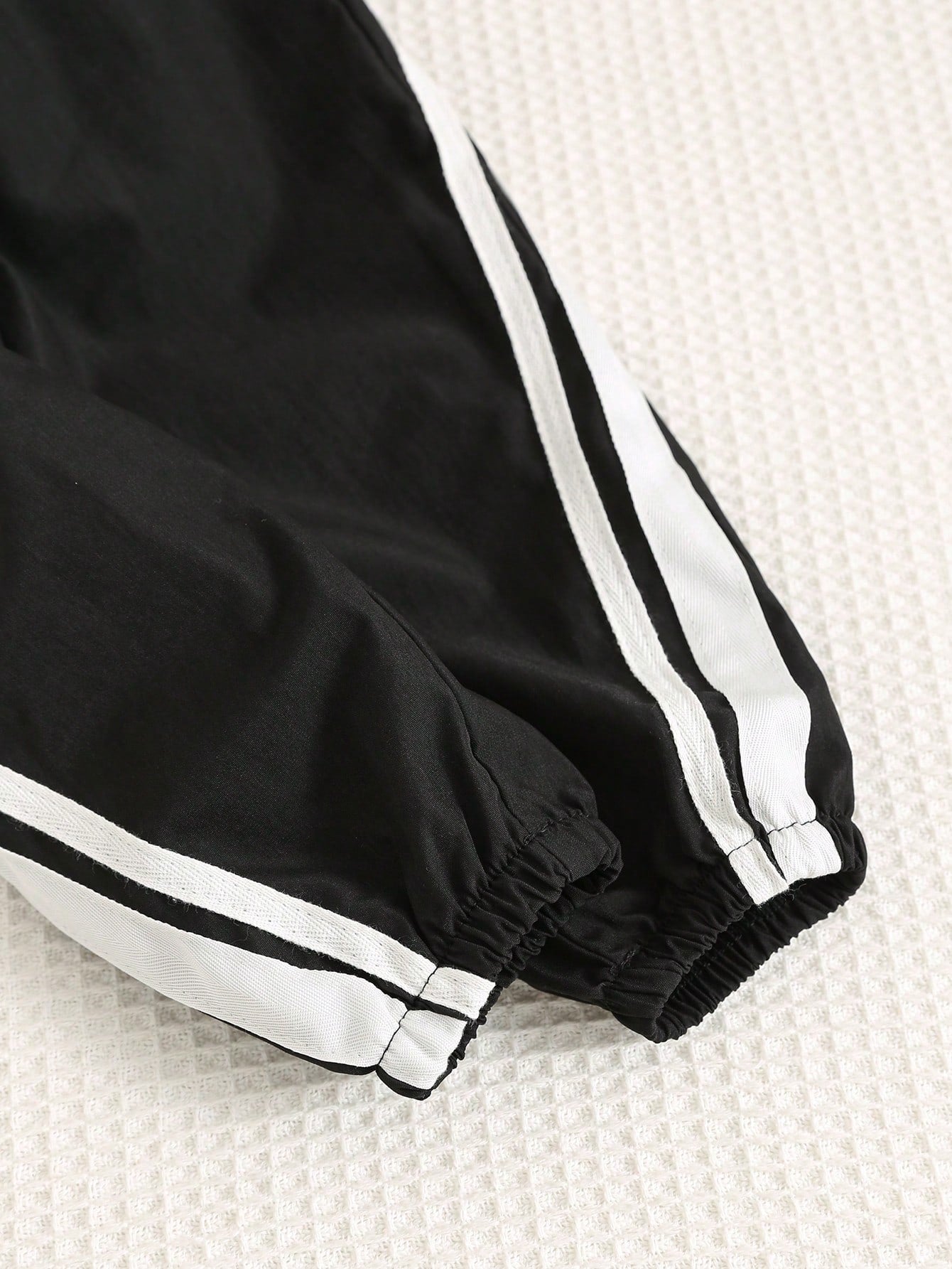 SHEIN 2pcs/Set Baby Boy/Girl Black Collar Jacket&Jogger Pants,Black And White Checkered,Autumn,Casual,Vacation,Thick Utility Style Suit For Fall/Winter