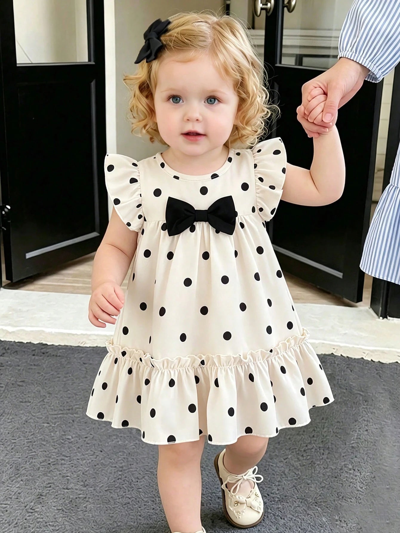 SHEIN Baby Girls' Summer Polka Dot Dress  Black & White Dots+Bow Decor On Chest+Flare Sleeves  Soft & Cute  Suitable For Daily Outings And Photo Shoots